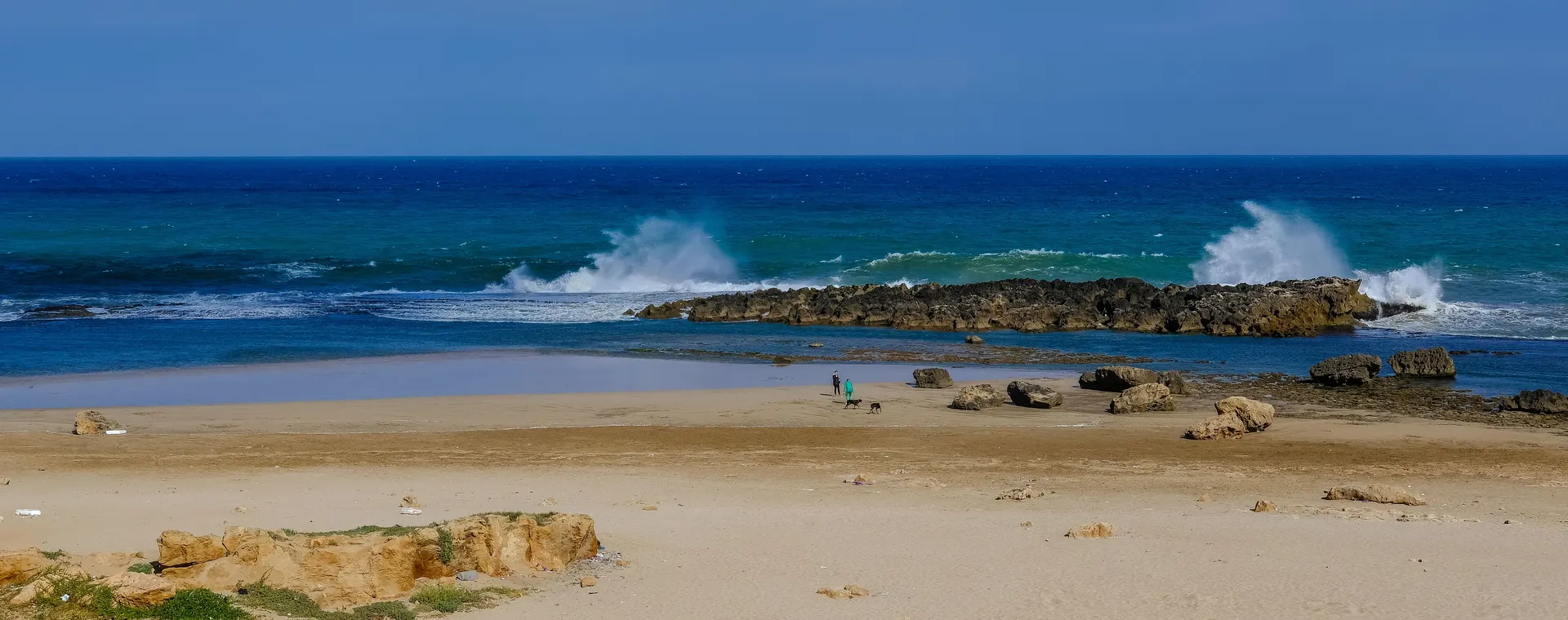 Côte de Rabat, vagues se brisant sur les rochers