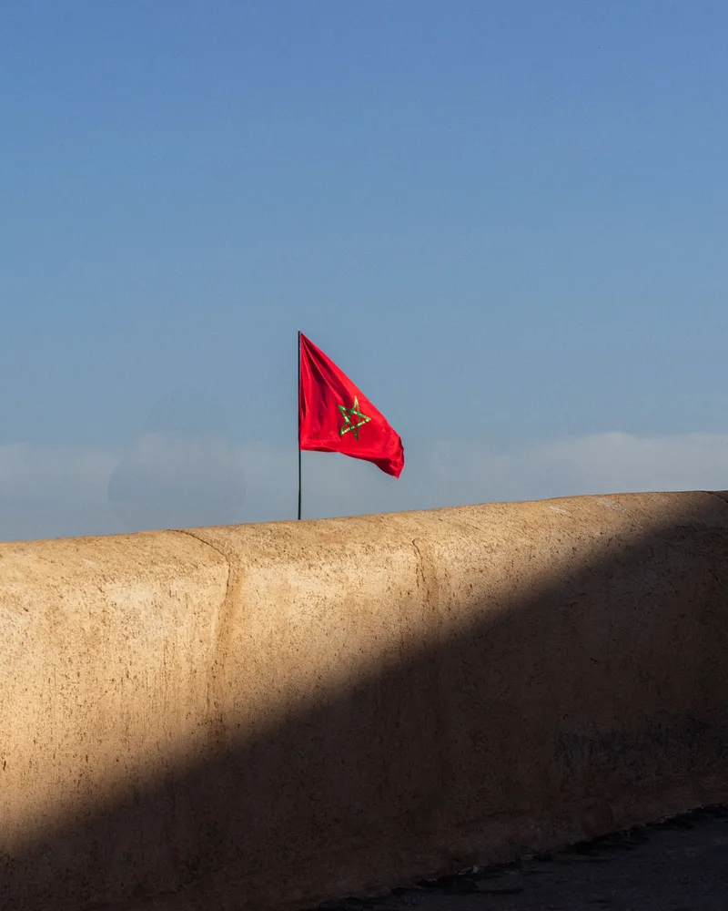 Drapeau marocain flottant au-dessus d'un rempart