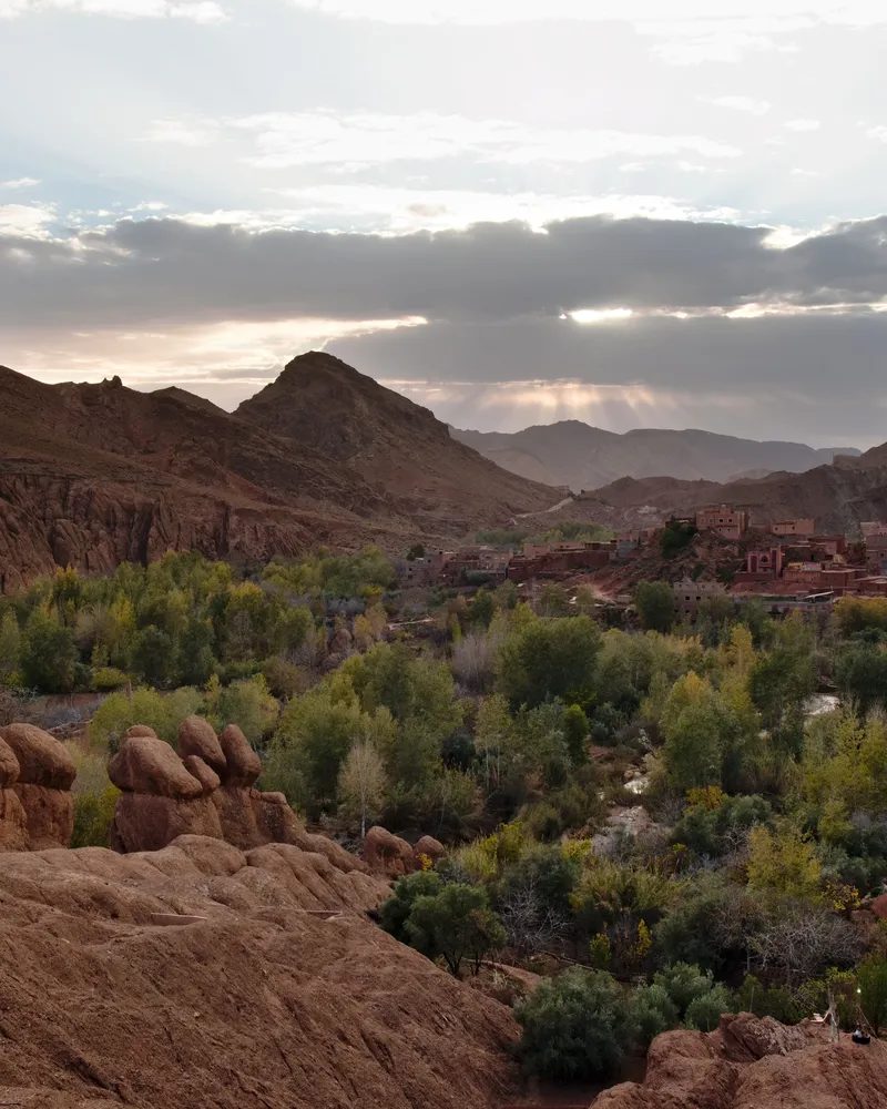 Vallée marocaine avec village de terre et palmeraie